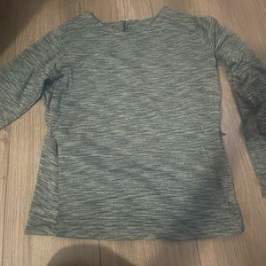 Lululemon size 4 Ling sleeve with pockets